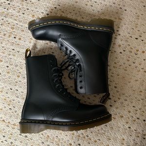 NEW Dr. Martens 1490 10 eye boots